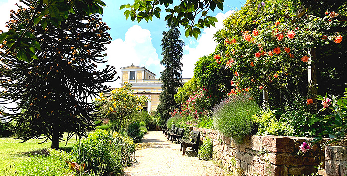 Bild: Terrassenanlage mit Pergola im ehemaligen Pfirsichgarten